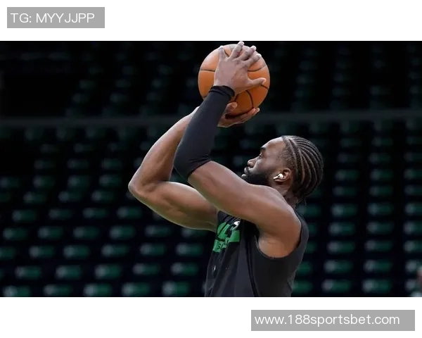 杰伦布朗半场状态低迷14投仅3中仅得7分6板3助失误2次表现不佳