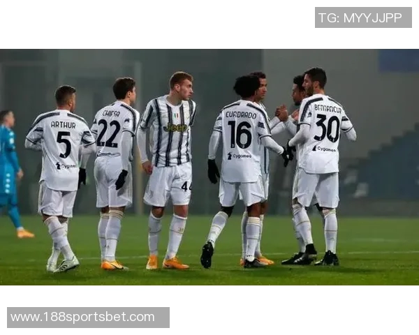 C罗任意球惊险攻门被门将神勇扑出差一点就破门